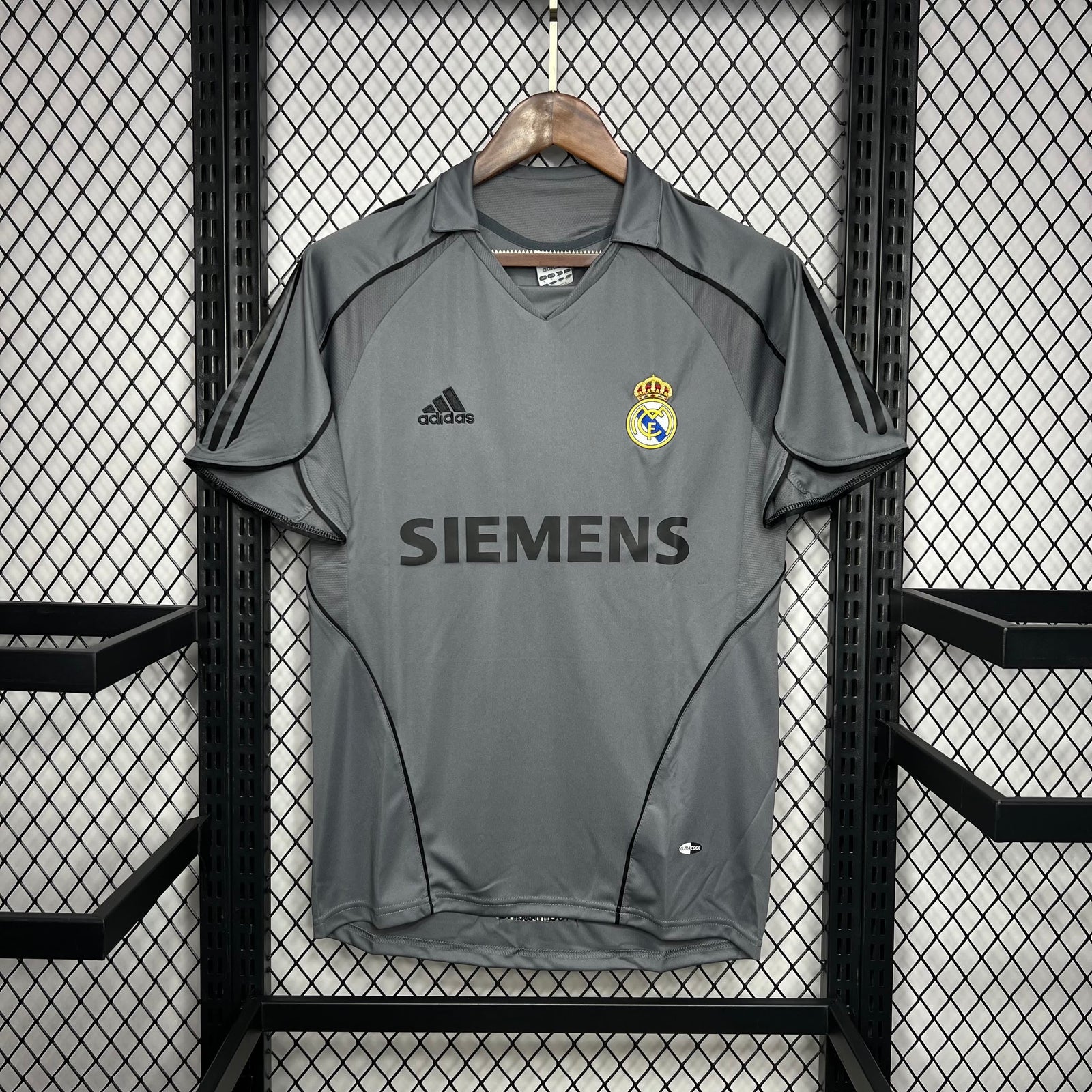 Football Shirt Real Madrid Third 05-06 Retro front